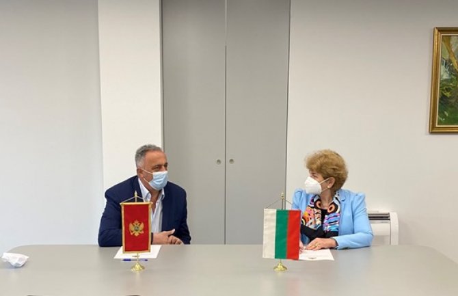 Ambasada Bugarske donirala medicinsko vozilo Opštini Žabljak