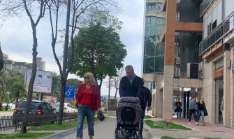 Đukanović i prva dama u zajedničkoj šetnji sa unukom ulicama Podgorice