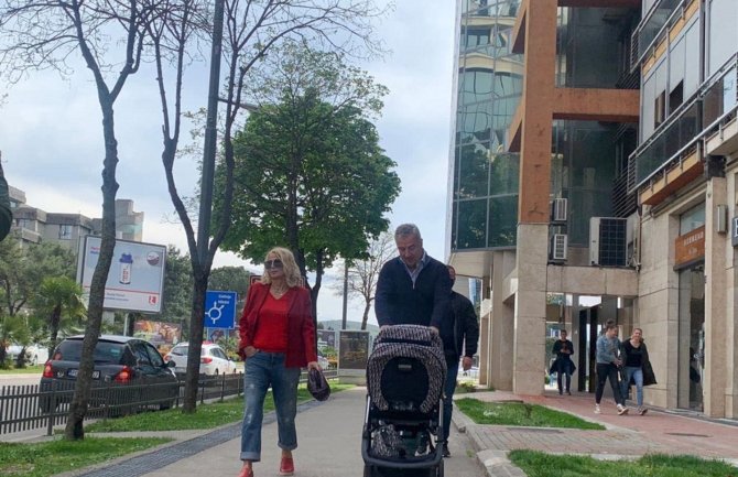 Đukanović i prva dama u zajedničkoj šetnji sa unukom ulicama Podgorice