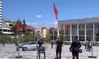 Vozač pod desjtvom narkotika napravio haos u centru Tirane (Video)