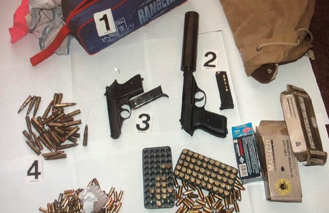 Ulcinjska policija pronašla dva pištolja i skoro 300 komada municije