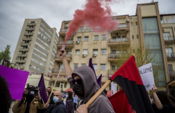 Građani širom svijeta obilježili Međunarodni praznik rada: Demonstrani se sukobili sa policijom (FOTO)