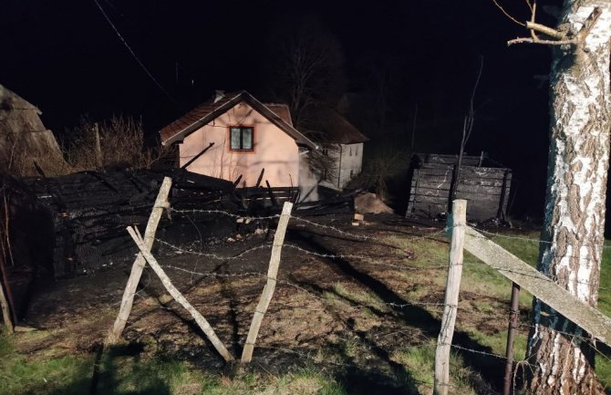 Pljevlja: U požaru izgorjela tri pomoćna objekta, vatra prijetila kućama