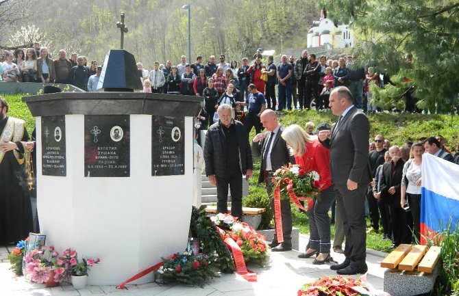 Bogavac i predsjednik Skupštine Berane položili vijenac na spomenik murinskim žrtvama