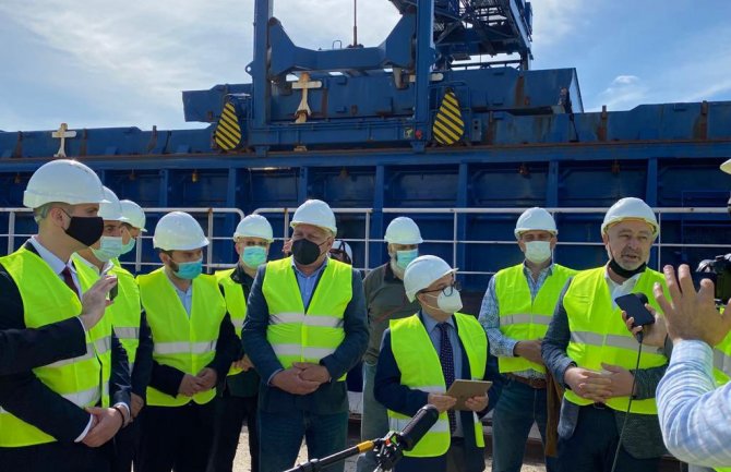 Krivokapić posjetio Brodogradilište Bijela: Brod konačno spreman za izvoz grita u Španiju