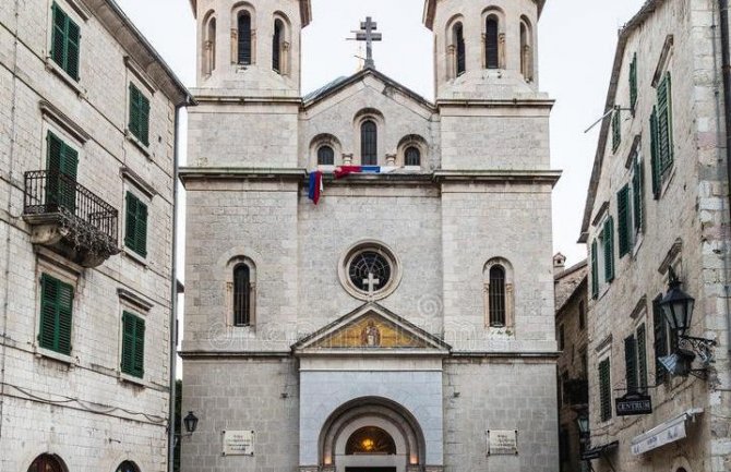 Vandalizam u Kotoru, urinirali ispred crkve, vrijeđali suprugu sveštenika