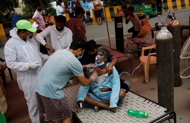 Teško stanje u Indiji: Za dan zaraženo preko 400.000, bolnice prisiljene da vraćaju teško oboljele