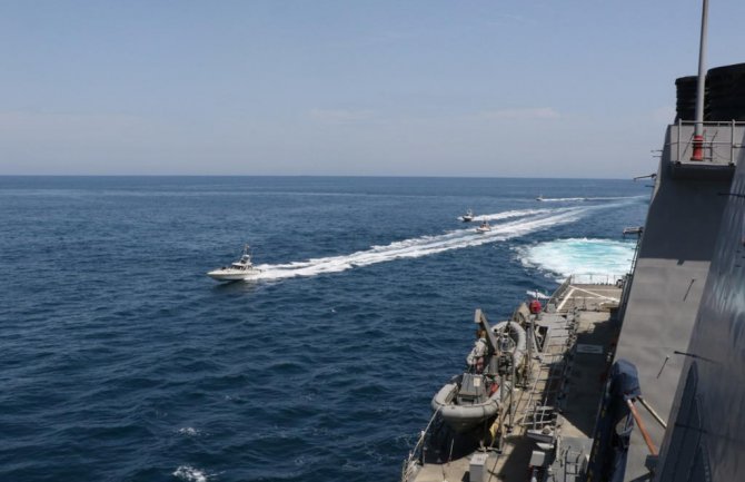 Ratni brod SAD-a ispalio hice upozorenja prema iranskim plovilima
