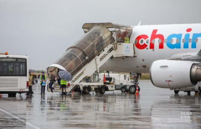 U Podgoricu prvi put sletio avion kompanije Chair airlines, stiglo 140 putnika iz Švajcarske