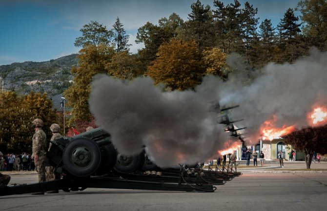 Izvršena počasna artiljerijska paljba u Prijestonici povodom Dana nezavisnosti(VIDEO)