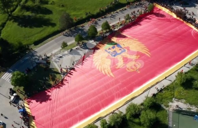 Pogledajte snimak iz vazduha razvijanja najveće crnogorske zastave (Video)