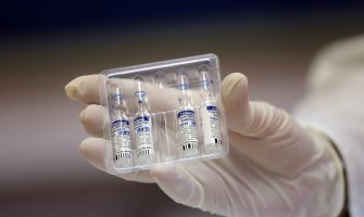 Koronavirus nastavlja da bukti u sjenci straha od vakcine