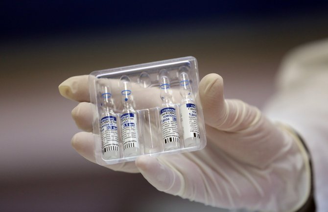 Koronavirus nastavlja da bukti u sjenci straha od vakcine