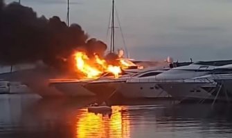 U Splitu u velikom požaru izgorelo pet jahti, šteta ogromna (VIDEO)