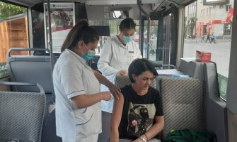 Vakcinalni autobus privukao pažnju Bjelopoljaca: Popodnevnu šetnju iskoristili za vakcinaciju