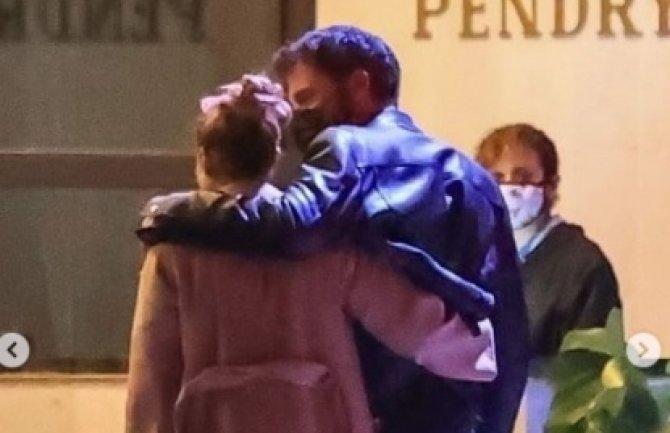 Dženifer Lopez i Ben Aflek uslikani zagrljeni u noćnom provodu(FOTO)