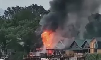 Izgrojele dvije kućice na Adi, požar stavljen pod kontrolu