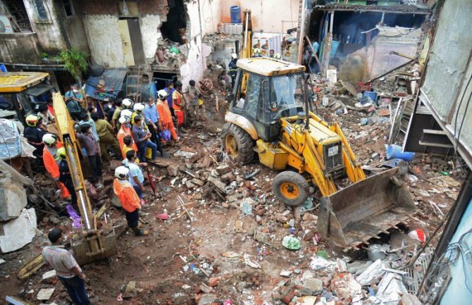 U Indiji se srušila zgrada, poginulo 11 osoba