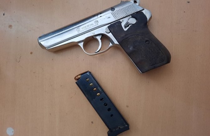 Pretresom u lokalu kod Beranca pronađen pištolj marke VZOR, podnijeta krivična prijava