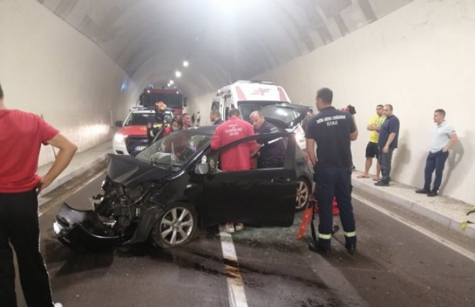 Saobraćajna nezgoda u tunelu, jedna osoba povrijeđena