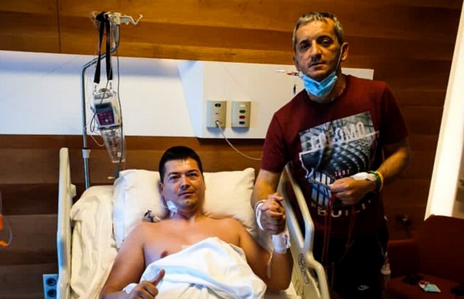 Uspješno obavljena transplatacija: Vladimir prijatelju Vidoju donirao dio jetre