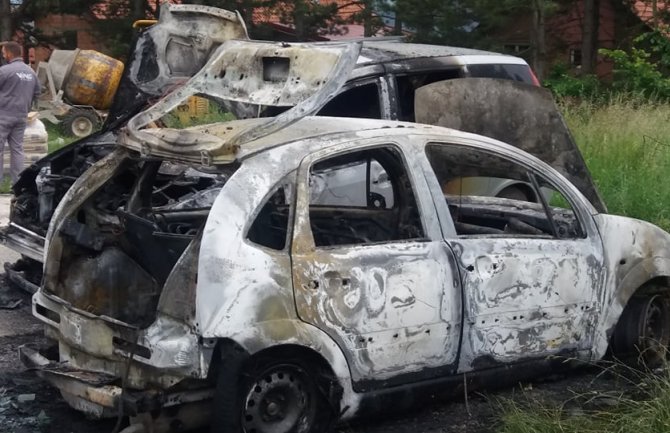U požaru izgorjela dva automobila u krugu pljevaljske bolnice