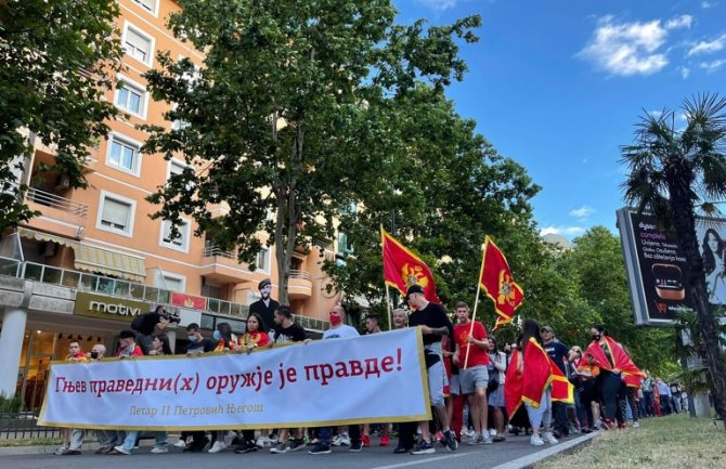 Protest u Podgorici zbog skrnavljenja spomenika Ljuba Čupića