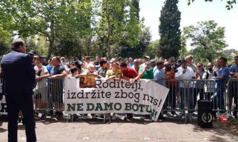 Protest ispred Skupštine: Dio građana protiv izgradnje kolektora na Botunu, dio protiv smjene Leposavića