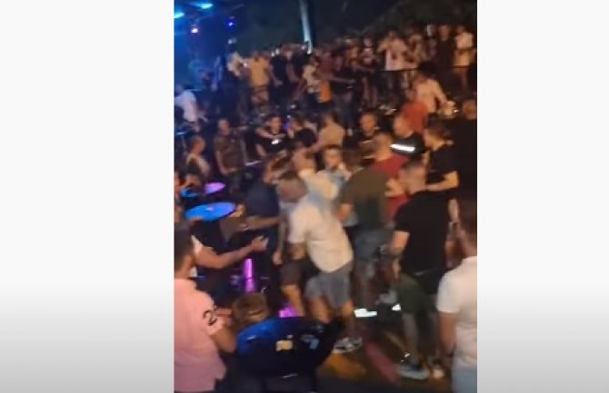 Tuča na koncertu Ace Lukasa u Budvi, potukle se djevojke, a onda i momci(VIDEO)