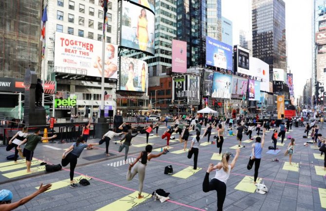 Obilježen Svjetski dan joge: Stotine ljudi praktikovalo jogu u Njujorku