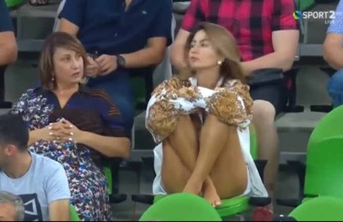 Urnebesna reakcija arapskog komentatora kada je kamera prikazala zgodnu rusku navijačicu (VIDEO)