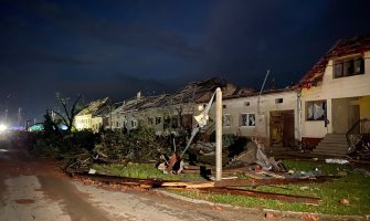 Tornado pogodio jug Češke: Bacao automobile na kuće, skidao krovove, ima mrtvih (Video) 