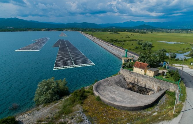 Plutajuća solarna elektrana na Slanom jezeru (FOTO)