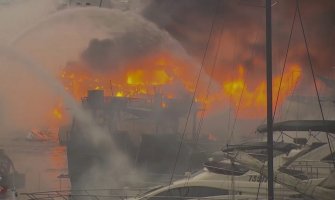 Vatrena stihija u luci u Hong Kongu uništila 16 brodova