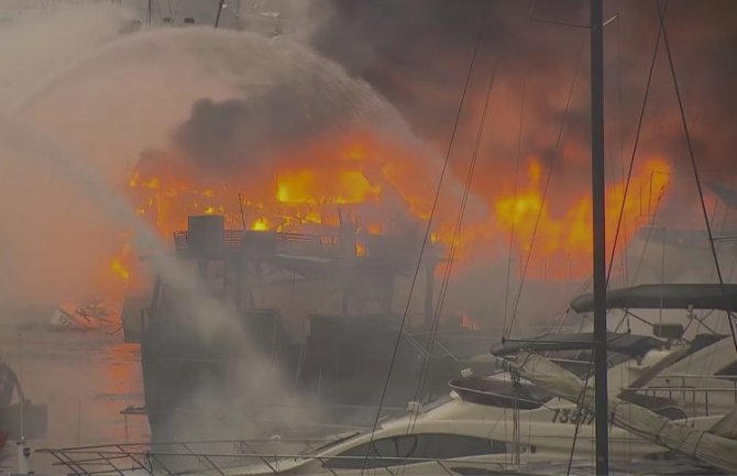 Vatrena stihija u luci u Hong Kongu uništila 16 brodova