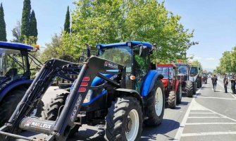Poljoprivrednici stigli traktorima ispred Skupštine (FOTO)