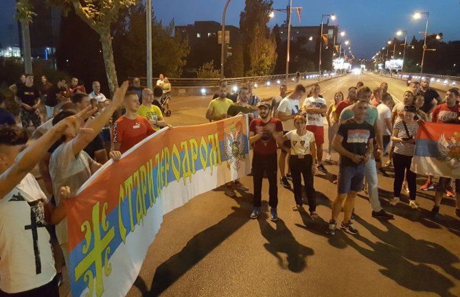 Protest građana zbog hapšenja Jovanovića, policija intervenisala i odblokirala Blažov most (FOTO)