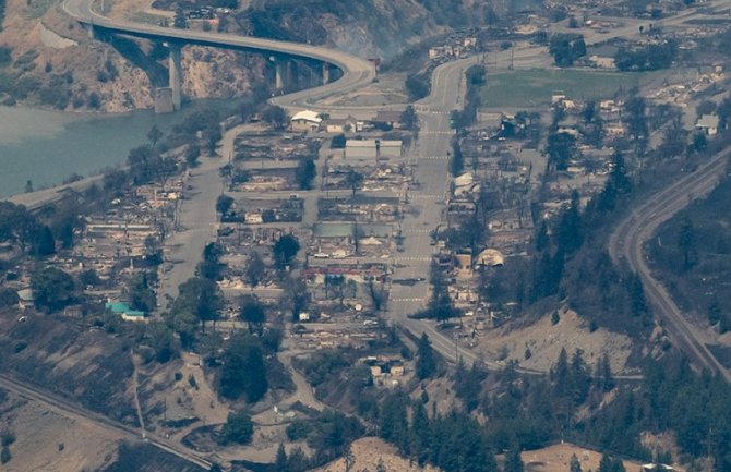 Kanada: Izgorjelo selo u požaru