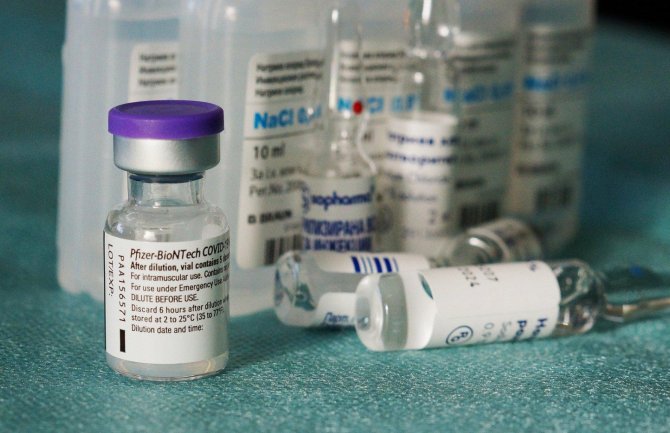 Fajzer istražuje da li bi trebalo dati treću dozu vakcine i kada
