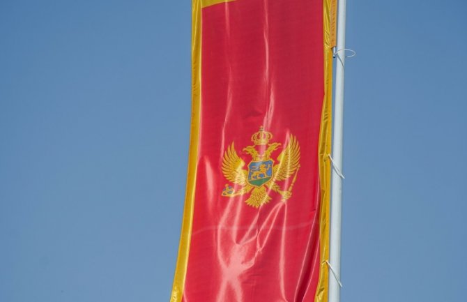U susret Danu državnosti Crne Gore na kružnom toku u Nikoljcu zaviorila se državna zastava