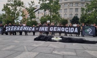 U Beogradu prekinuto sjećanje na genocid u Srebrenici: Radkalni desničari skandirali Mladiću