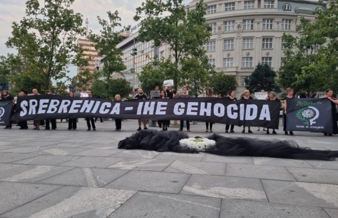 U Beogradu prekinuto sjećanje na genocid u Srebrenici: Radkalni desničari skandirali Mladiću