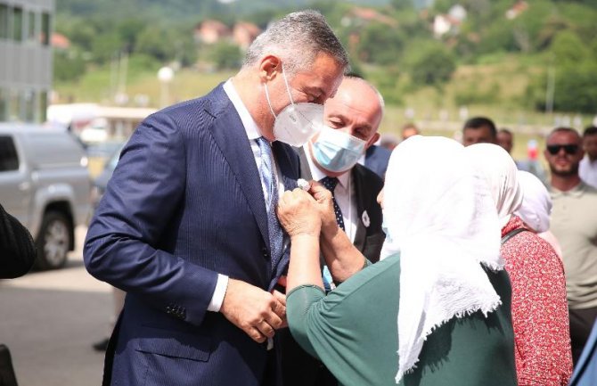Đukanović prisustvuje komemoraciji u Potočarima, majke mu okačile cvijet Srebrenice (FOTO)