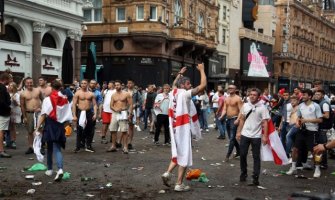 Ružne scene pred finale EURO-a: Tuča ispred Vemblija (VIDEO)