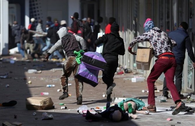 Neredi u Južnoj Africi: Poginule 72 osobe, uhapšeno 1.234(VIDEO)