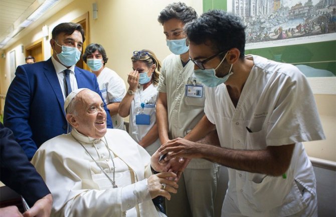 Papa Franjo izašao iz bolnice 