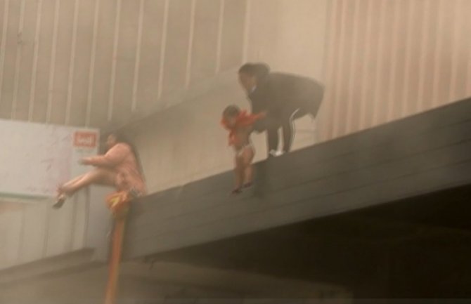 Majka bacila dijete sa zapaljene zgrade 