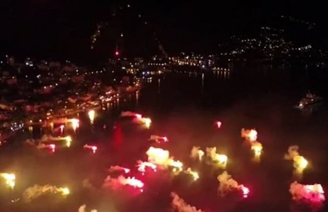 Veličanstvena bakljada u Kotoru povodom Dana državnosti (Video)