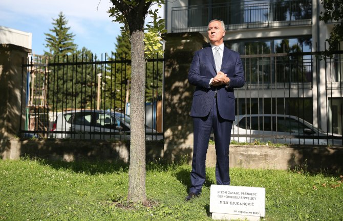 Đukanović zasadio drvo u Predsjedničkom parku u Bratislavi