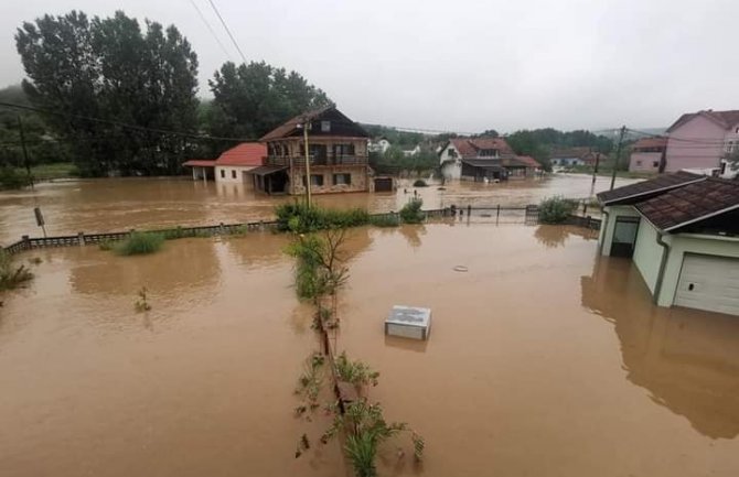 Nevrijeme pogodilo region: Vanredna situacija u Petrovcu na Mlavi, u Zagrebu poplavljeni podrumi, saobraćajnice u Sarajevu pod vodom